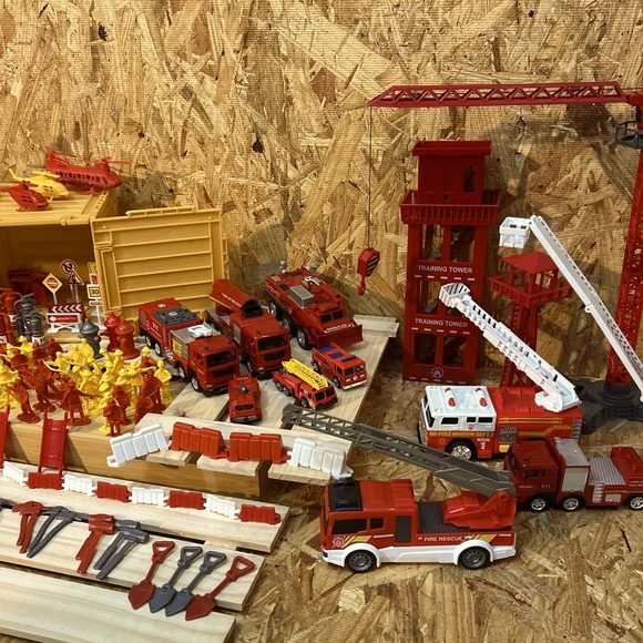 Fire truck storage cube,fire fighter action set,firetrucks, 100+ accessories 5+ - Picture 7 of 10